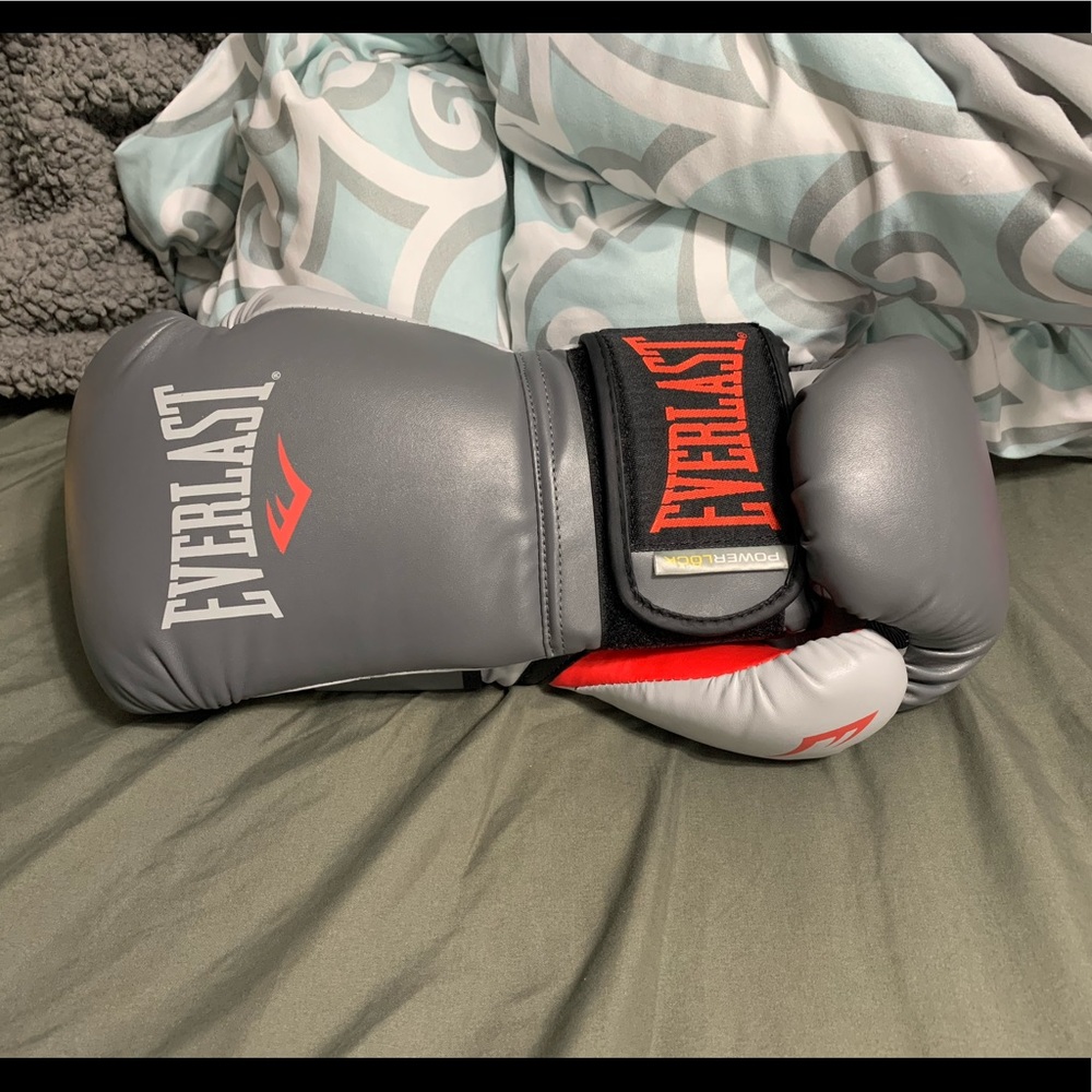 BRAND NEW boxing gloves 16oz